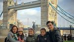 Mengintip Manisnya Momen Kulineran 3 Anak Darius dan Donna yang Kompak