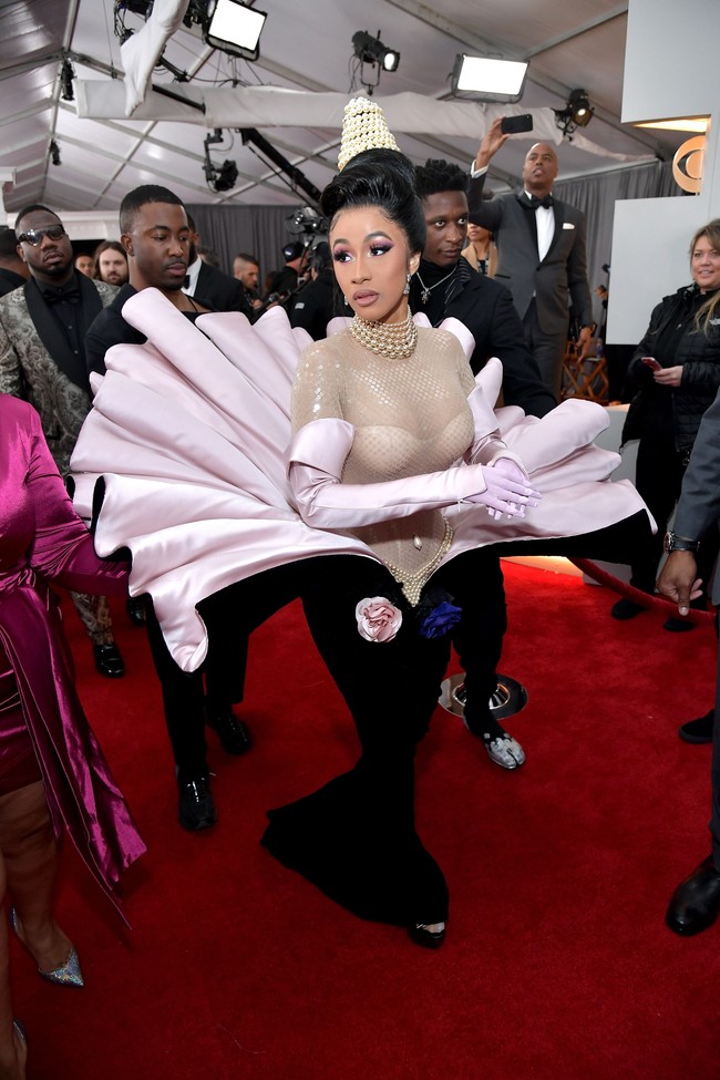 Saat muncul di karpet merah Grammy 2019, Cardi B mencuri atensi dengan gaun vintage dari desainer Prancis Thierry Mugler. Rapper bernama asli Marlenis Almánzar ini terlihat bak putri yang keluar dari cangkang kerang berisikan mutiara. Kostum yang dibuat pada 1995 ini terdiri dari bustier bodysuit transparan yang membentuk badannya. Adapun aksen kipas ruffle yang seolah mewakili sebuah cangkang kerang. Butuh lima orang untuk membantu Cardi B berjalan saking hebohnya gaun tersebut. (Foto: Neilson Barnard/Getty Images for The Recording Academy)