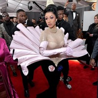 Saat muncul di karpet merah Grammy 2019, Cardi B mencuri atensi dengan gaun vintage dari desainer Prancis Thierry Mugler. Rapper bernama asli Marlenis Almánzar ini terlihat bak putri yang keluar dari cangkang kerang berisikan mutiara. Kostum yang dibuat pada 1995 ini terdiri dari bustier bodysuit transparan yang membentuk badannya. Adapun aksen kipas ruffle yang seolah mewakili sebuah cangkang kerang. Butuh lima orang untuk membantu Cardi B berjalan saking hebohnya gaun tersebut. (Foto: Neilson Barnard/Getty Images for The Recording Academy)