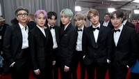 BTS saat menghadiri acara Grammy Awards 2019 di California, AS pada Minggu (10/2). Neilson Barnard/Getty Images for The Recording Academy