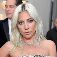 Gayanya lalu disempurnakan dengan kalung berlian dari Tiffany & Co.. Kalung Tiffany Blue Book Collection itu diketahui ditaburi berlian hingga 100 karat. (Foto: Getty Images)