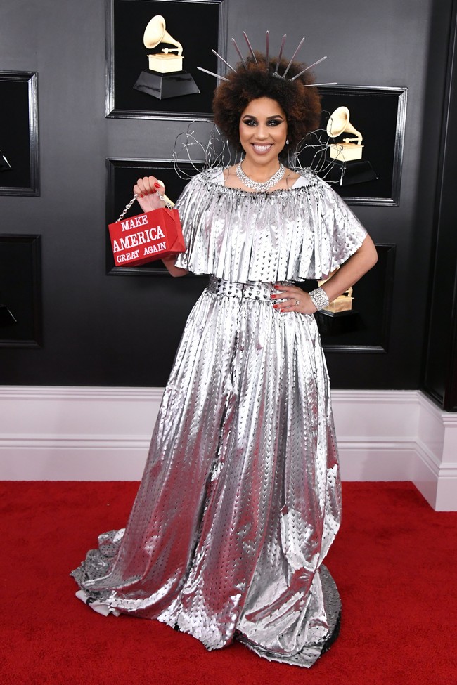 Di Grammy Awards ke-61 yang berlangsung di Staples Center, Los Angeles, California, Amerika Serikat (AS), Minggu (10/2/2019), Joy Villa muncul dalam balutan gaun yang dibungkus luaran berwarna perak berkilauan. Ia terlihat menenteng tas merah bertuliskan Make America Great Again (MAGA), slogan andalan Presiden AS Donald Trump. (Foto: Getty Images)
