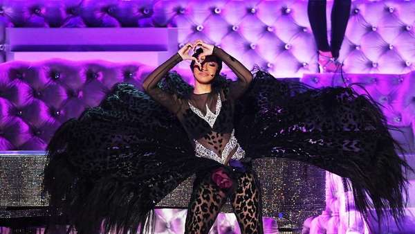 Aksi Twerking Cardi B di Atas Piano Aksi Twerking Cardi B di Atas Piano
