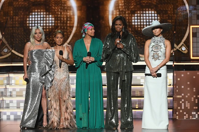 Bicara soal presiden AS, Grammy Awards 2019 juga diwarnai oleh kehadiran Michelle Obama. Disambut tepuk tangan yang meriah dari audiens, istri Presiden ke-44 AS Barack Obama ini muncul di panggung Grammy bersama Jennifer Lopez, Alicia Keys, Lady Gaga dan aktris Jada Pinkett-Smith. Para bintang ini berbagi bagaimana kekuatan musik mengubah kehidupan mereka. (Foto: Kevin Winter/Getty Images)