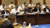 Kita melaksanakan raker dengan Menteri ESDM. Sesuai dengan undangan, berdasarkan jadwal pada hari ini Komisi VII melakukan raker, kata Pimpinan Rapat Komisi VII DPR Ridwan Hisjam di Komisi VII DPR, Jakarta, Senin (11/2/2019).