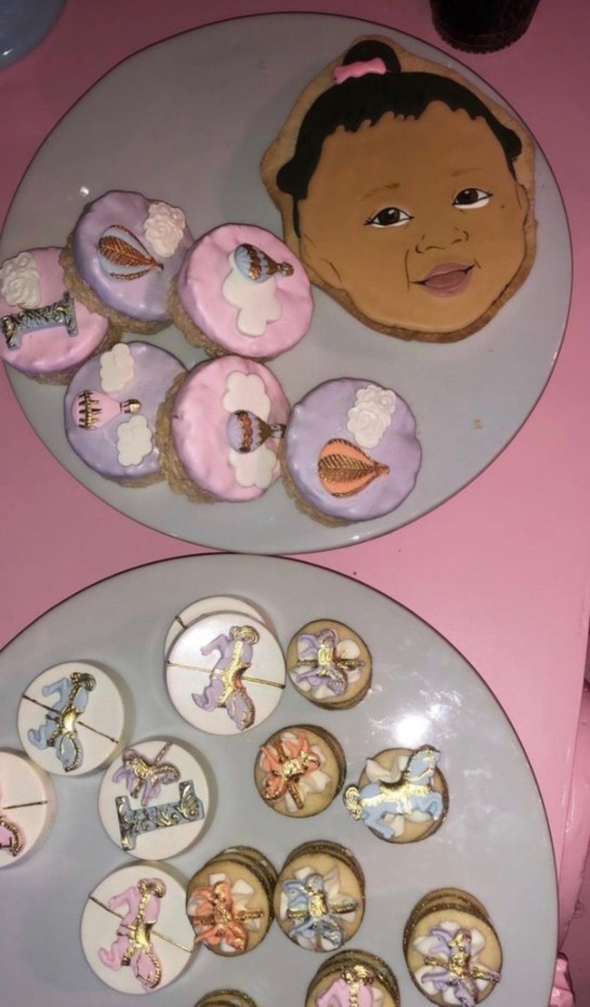 Jadi ratu sehari, kue pun tak ketinggalan dihadirkan dengan konsep Stormi. Foto: Instagram