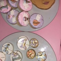 Jadi ratu sehari, kue pun tak ketinggalan dihadirkan dengan konsep Stormi. Foto: Instagram