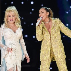 Miley Cyrus Sebut Dolly Parton Sehat, Bakal Tetap Manggung