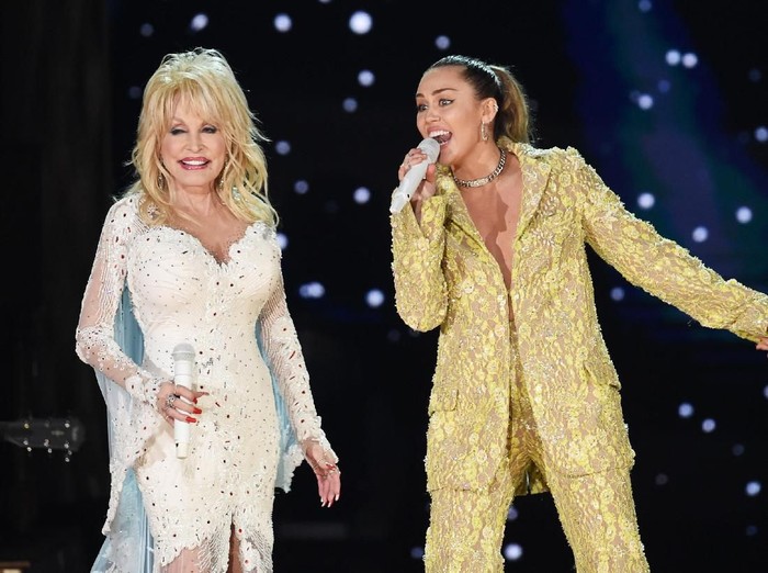 LOS ANGELES, CA - FEBRUARY 10:  Dolly Parton (L) and Miley Cyrus perform onstage during the 61st Annual GRAMMY Awards at Staples Center on February 10, 2019 in Los Angeles, California.  (Photo by Kevin Winter/Getty Images for The Recording Academy)