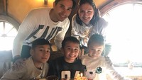 Jalan-jalan ke Hobbiton Movie Set di New Zealand, keluarga kompak ini sempat rayakan ulang tahun Lionel. Meski sederhana, tetap sweet ya! Foto: Instagram liodiegosabrina