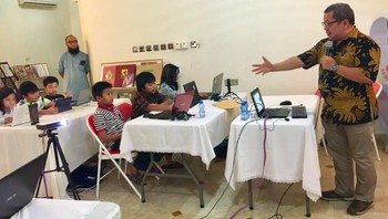MIT App Inventor 2 menggunakan teknik programming yang mirip dengan LEGO, jadi memungkinkan anak-anak membuat sendiri dua aplikasi dalam waktu sekitar satu satu jam saja. Foto: KBRI Muscat, Oman