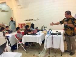 Yuk Intip Aksi Pak Guru Onno Purbo Ajari Anak-anak di Oman