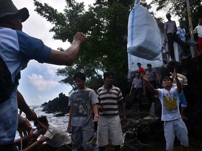 Ratusan Warga Mengungsi Usai Gunung Karangetang Sulut Erupsi