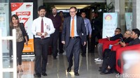 Laode M. Syarief dan Wakil Dubes Inggris Rob Fenn berjalan keluar gedung KPK usai melakukan pertemuan.