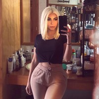 Mengaku malu, tapi Jimena kerap kali meniru penampilan Kim. Terbukti, ia sering menggunakan wig blonde berpotongan bob lurus yang menjadi tatanan rambut andalan Kim Kardashian akhir-akhir ini. Foto: Instagram @jimenasanchezmx
