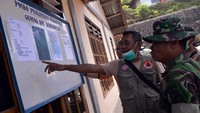 Tim relawan gabungan yang terdiri dari BNPB, TNI dan Polri, terus berupaya melakukan evakuasi dan memberikan bantuan kepada warga yang terdampak erusi Gunung Karangetang