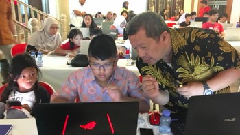 Begini aksi pak guru Onno di depan anak-anak Indonesia di Muscat pada 9 Februari 2019. Foto: KBRI Muscat, Oman