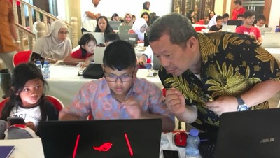Yuk Intip Aksi Pak Guru Onno Purbo Ajari Anak-anak di Oman
