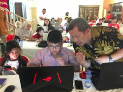 Yuk Intip Aksi Pak Guru Onno Purbo Ajari Anak-anak di Oman