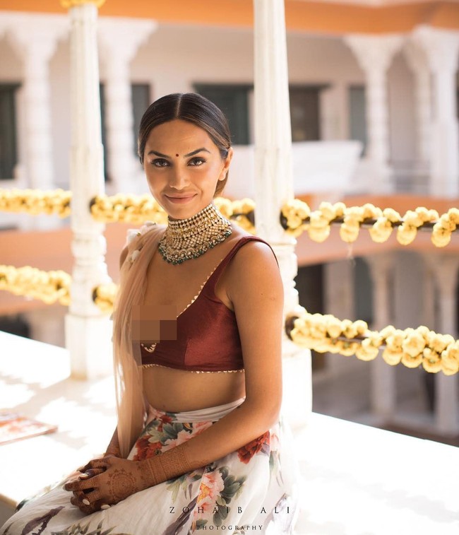 Baju tersebut sangat berat, roknya seberat 20 kg. Busana tersebut berhiasan elemen emas dengan kain velvet yang cantik. Aku merasa seperti ratu petarung saat menggunakan busana tersebut, kata selebgram 28 tahun itu, seperti dikutip dari Harpers Bazaar. Foto: Instagram (@diipakhosla, @olegbuller)