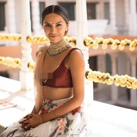 Baju tersebut sangat berat, roknya seberat 20 kg. Busana tersebut berhiasan elemen emas dengan kain velvet yang cantik. Aku merasa seperti ratu petarung saat menggunakan busana tersebut, kata selebgram 28 tahun itu, seperti dikutip dari Harpers Bazaar. Foto: Instagram (@diipakhosla, @olegbuller)