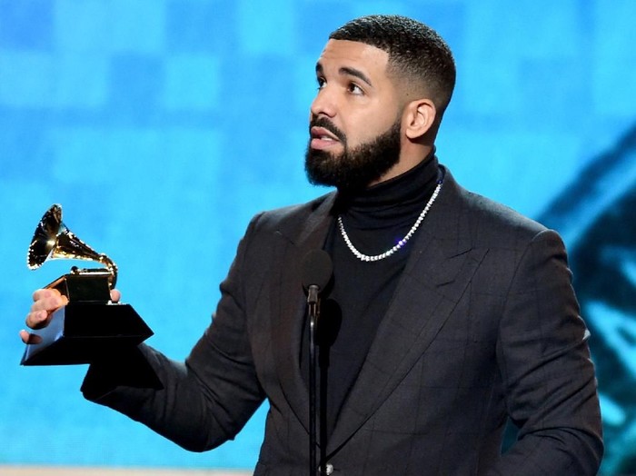 LOS ANGELES, CA - FEBRUARY 10:  Drake accepts the Best Rap Song award for Gods Plan onstage during the 61st Annual GRAMMY Awards at Staples Center on February 10, 2019 in Los Angeles, California.  (Photo by Kevin Winter/Getty Images for The Recording Academy)