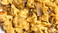 Meski cuman ditambah irisan bawang bombay, orak-arik telur jadi lebih sedap aromanya. Foto : Instagram @_mystery_flavors_