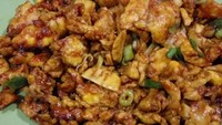 Warnanya jadi cokelat karena orak-arik ini diberi sedikit kecap manis. Rasanya manis gurih enak! Foto : Instagram @zipiney