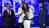 Childish Gambino yang menolak hadir, berhasil membuat sejarah dengan lagu rap pertama yang memenangkan Song of The Year.  Kevork Djansezian/Getty Images