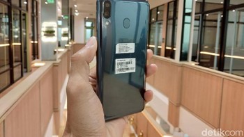 Charcoal black jadi salah satu warna Galaxy M20 selain ocean blue . (Foto: detikINET/Muhamad Imron Rosyadi)