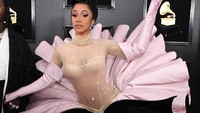 Cardi B tampil dengan kostum aneh saat menghadiri acara Grammy Awards 2019. Jon Kopaloff/Getty Images