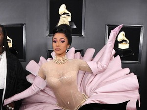Tampil Heboh, Cardi B Butuh Bantuan 5 Orang untuk Berjalan di Grammy 2019