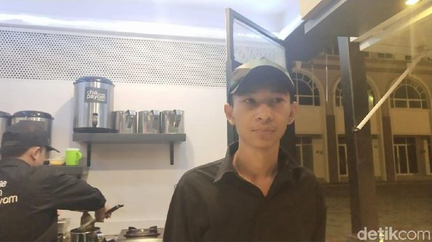 Wawan salah satu penjaga kios Chapayom di food court Pulau D reklamasi atau Pantai Maju