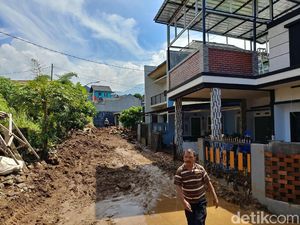 Sehari Pasca Tanggul Jebol di Pasirjati, Jalan Masih Tertutup Lumpur