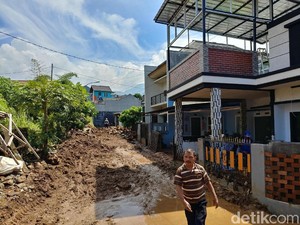 Sehari Pasca Tanggul Jebol di Pasirjati, Jalan Masih Tertutup Lumpur