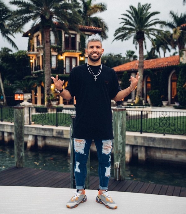Di luar lapangan hijau, Aguero suka menghabiskan waktunya dengan liburan ke berbagai destinasi dunia. Ini gayanya saat di Miami, AS (Instagram/10aguerosergiokun)Â Di luar lapangan hijau, Aguero suka menghabiskan waktunya dengan liburan ke berbagai destinasi dunia. Ini gayanya saat di Miami, AS (Instagram/10aguerosergiokun)Â