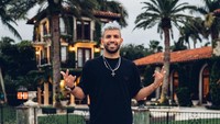 Di luar lapangan hijau, Aguero suka menghabiskan waktunya dengan liburan ke berbagai destinasi dunia. Ini gayanya saat di Miami, AS (Instagram/10aguerosergiokun) 