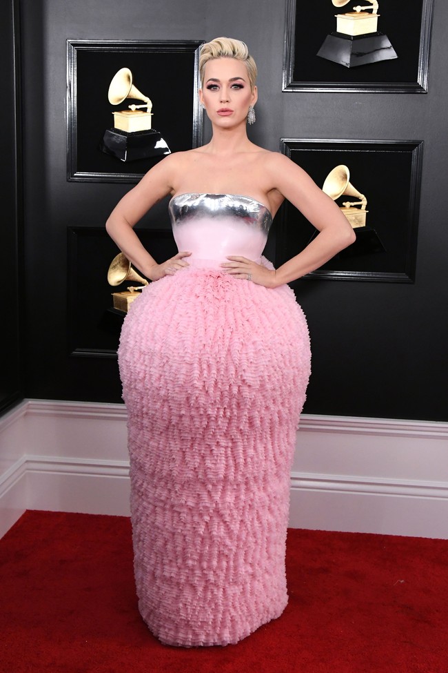 Katy Perry tampil seperti cupcake dengan krim pink dalam gaun rancangan Balmain. Belum lagi aksen perak di bagian strapless yang tampak aneh. Foto: Getty Images