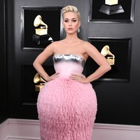 Katy Perry tampil seperti cupcake dengan krim pink dalam gaun rancangan Balmain. Belum lagi aksen perak di bagian strapless yang tampak aneh. Foto: Getty Images
