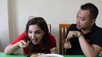 Ke Aroma Palopo, Makassar. Anang disuapi makanan khas Makassar yang dibuat dengan potongan ikan mentah dengan saus mangga dan jeruk nipis. Enak kah? Foto: YouTube The Hermansyah A6