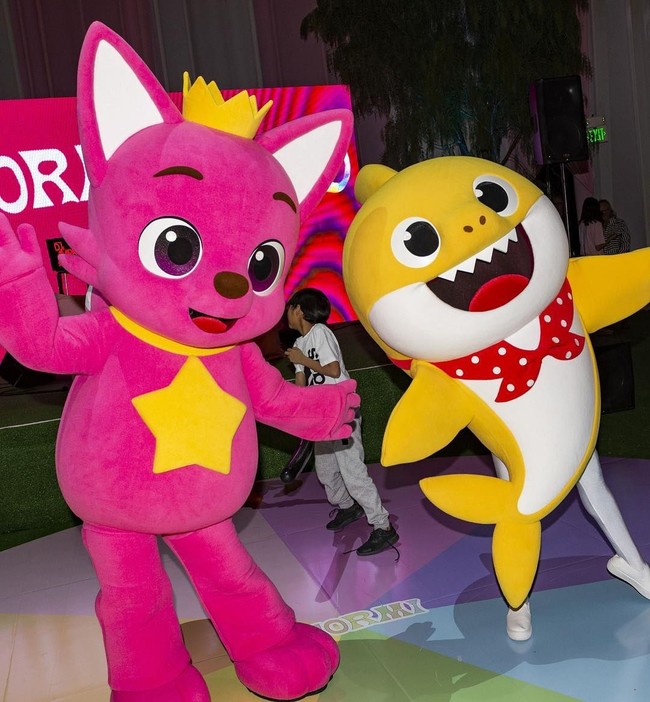 Di pesta yang diperkirakan menghabiskan miliaran rupiah itu adapun penampilan dari Baby Shark. Dalam video yang dibagikan Kylie, Stormi pun tampak menari dengan lagu Baby Shark yang legendaris.  Foto: Instagram