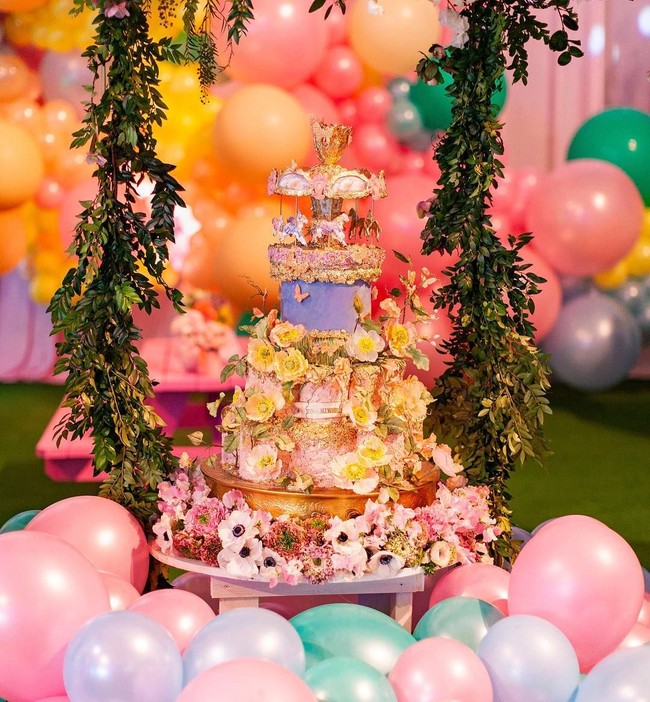 Meski belum sepenuhnya mengerti seni, kue ulang tahun pertama Stormi dihadirkan sangat artistik. Carousel di bagian atas kue tersebut bahkan bisa berputar. Foto: Instagram