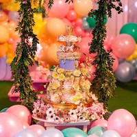 Meski belum sepenuhnya mengerti seni, kue ulang tahun pertama Stormi dihadirkan sangat artistik. Carousel di bagian atas kue tersebut bahkan bisa berputar. Foto: Instagram