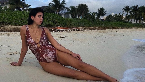 Gaya seksi Dua Lipa berbaju renang di New Providence, The Bahamas. Dua Lipa meraih Best Dance Recording dan Best New Artist (dualipa/Instagram) Gaya seksi Dua Lipa berbaju renang di New Providence, The Bahamas. Dua Lipa meraih Best Dance Recording dan Best New Artist (dualipa/Instagram)