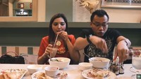 Cicip mie ayam termahal. Seporsi mie ayam ini dibandrol dengan harga Rp 58.000-an. Mie ayam dengan tambahan bakso jadi salah satu favorit Ashanty dan Anang. Foto: YouTube The Hermansyah A6