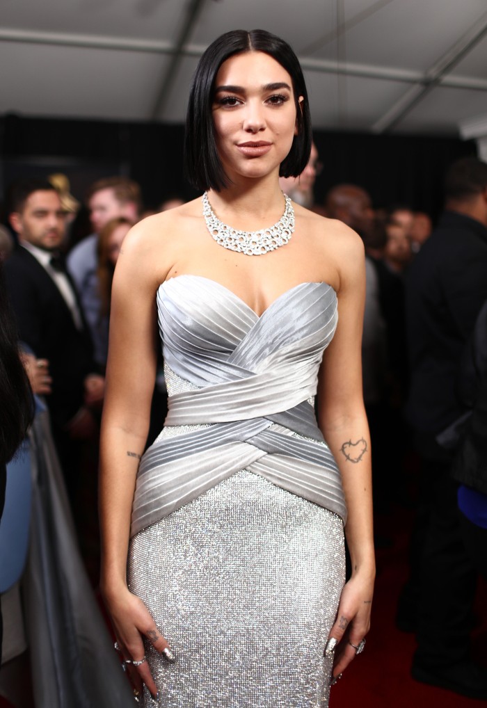 Di Grammy 2019, Dua Lipa kantongi dua piala masing-masing untuk kategori Best New Artist dan Best Dance Recording. Saat menjalani konser di Denver, Colorado pada Juni 2018 kemarin, ia harus menghentikan secara terpaksa karena ada infeksi di telinganya yang bisa berakibat kerusakan permanen jika tak segera ditangani. (Foto: Rich Fury/Getty Images for The Recording Academy) Di Grammy 2019, Dua Lipa kantongi dua piala masing-masing untuk kategori Best New Artist dan Best Dance Recording. Saat menjalani konser di Denver, Colorado pada Juni 2018 kemarin, ia harus menghentikan secara terpaksa karena ada infeksi di telinganya yang bisa berakibat kerusakan permanen jika tak segera ditangani. (Foto: Rich Fury/Getty Images for The Recording Academy)