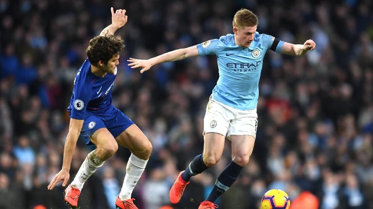 Marcos Alonso bikin kesalahan fatal. (Foto: Michael Regan/Getty Images)