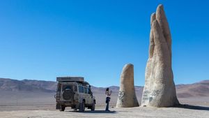 Foto: Tangan Raksasa Muncul di Gurun Pasir Chile