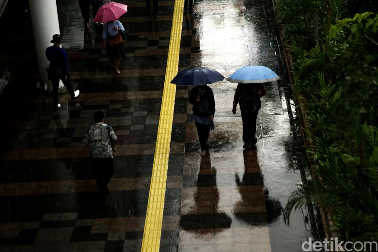BMKG Prediksi Jaksel-Jaktim Hujan Petir Disertai Angin Kencang Hari Ini