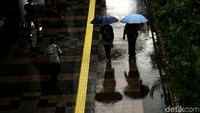 Sore ini pun, meski diguyur hujan deras pedestrian tetap padat dilalui para pejalan kaki.